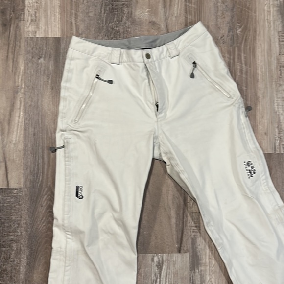 Mountain Hardwear white snowpants with side leg zips - Picture 2 of 5